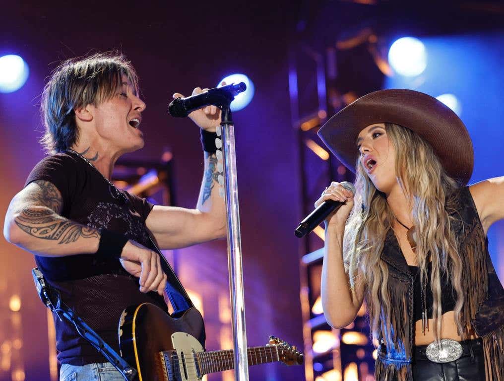 Keith Urban wore black on stage with Lainey Wilson, also in black.