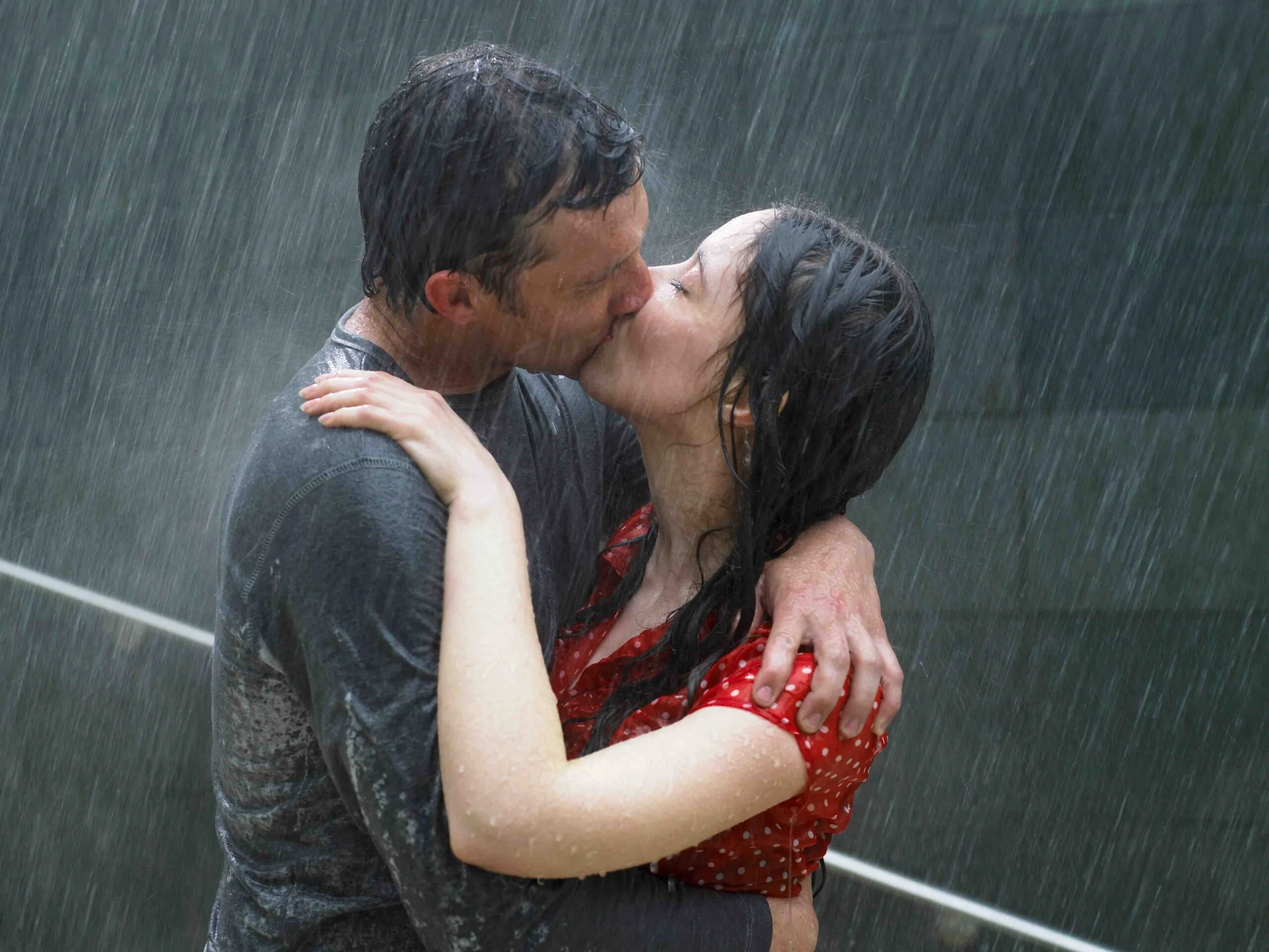 couple kissing in the rain 